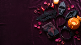 Kanten masker, duivelshoorntjes, bunny-oren en rode naadkousen naast een uitgeholde pompoen: accessoires voor een sexy Halloween kostuum