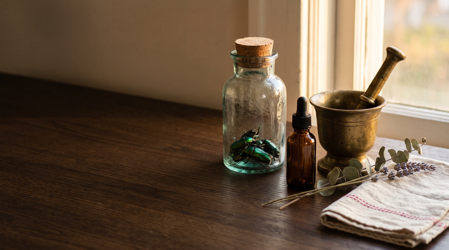 Antieke apothekerspot met groene kevers naast een modern flesje druppels, de Spaanse vlieg toen en nu