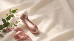Satisfyer Pro 2 luchtdrukvibrator op linnen in zacht ochtendlicht