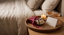 Sexy cadeau voor vriendin of vriend ingepakt met kant en massagekaars