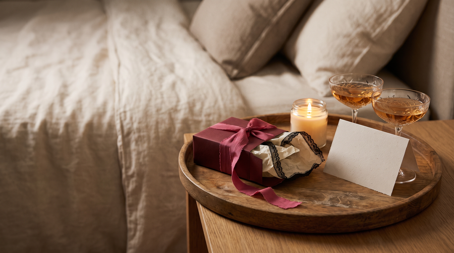 Sexy cadeau voor vriendin of vriend ingepakt met kant en massagekaars