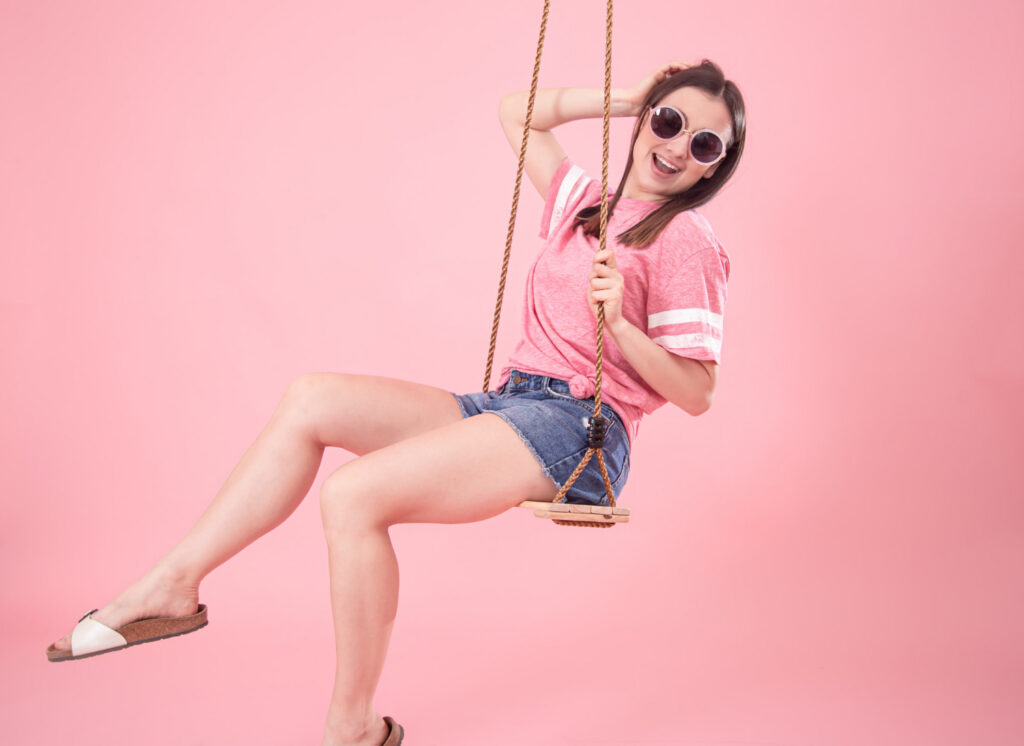 Sexy vrouw gebruikt sexschommel